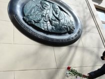 В Москве открыли мемориальную доску Ростроповичу и Вишневской