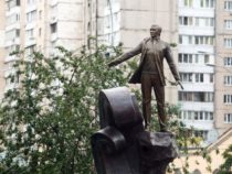 В Киеве открыли сквер и памятник Муслиму Магомаеву