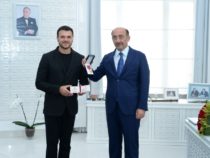 Известному певцу и композитору Эмину Агаларову вручено удостоверение почетного звания «Народный артист» и нагрудный знак
