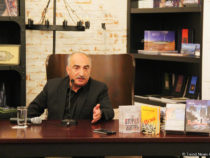Встреча с писателем Натигом Расулзаде в Бакинском книжном центре