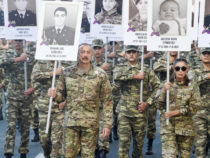 Президент Ильхам Алиев и Первая леди Мехрибан Алиева приняли участие в шествии в Баку в память о погибших в Отечественной войне